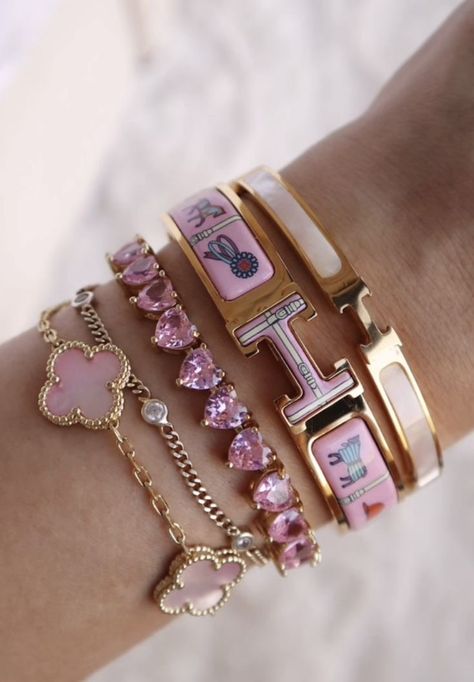 Cute Stacked Bracelets, Jewelry Aesthetic Girl, Designer Jewelry Aesthetic, Stack Bracelet Ideas, Pink Bracelet Stack, How To Stack Bracelets, Layered Bracelets Aesthetic, 2024 Jewelry Trend, Jewelry Trends 2024