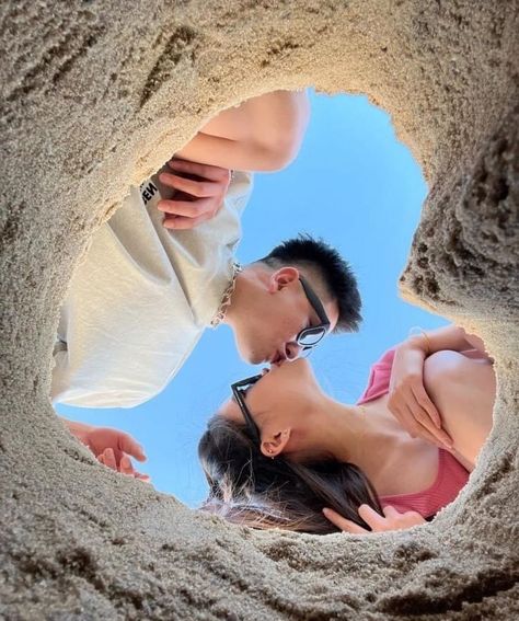 15 Best Romantic Beach Couple Poses 2024 | Beach Pictures Inspo Couple Pose For Beach, Beach Dates Couple, Aesthetic Romantic Couple, Couple Vacation Pictures, Beach Date Ideas, Romantic Beach Couple, Summer Couple Pictures, Beach Couple Poses, Beach Pictures Inspo