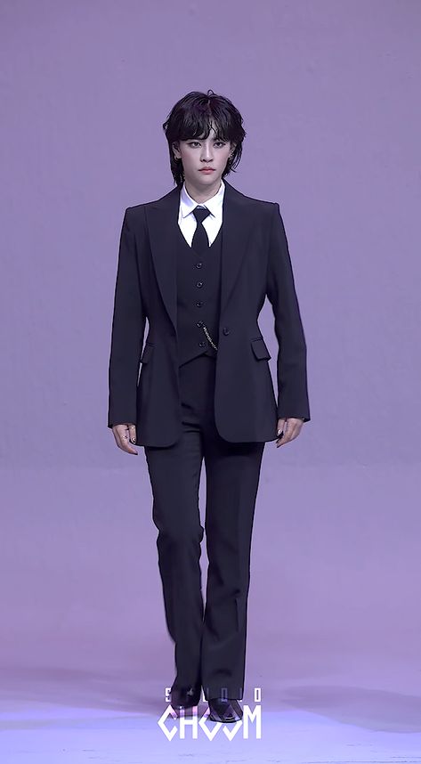 Tomboy Kpop Idol, Kpop Suit Stage Outfit Men, Kpop Suit Stage Outfit, Savage Girl, Corporate Goth, Woman In Suit, Cute Korean Girl, Prom Suits, Pose Reference Photo