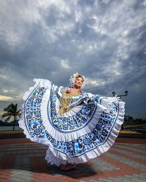 La Pollera national dress Panamá Folklorico Dresses, Traditional Mexican Dress, Ballet Folklorico, Traditional Attires, National Clothes, Folk Clothing, Old Fashion Dresses, National Dress, Mexican Dresses