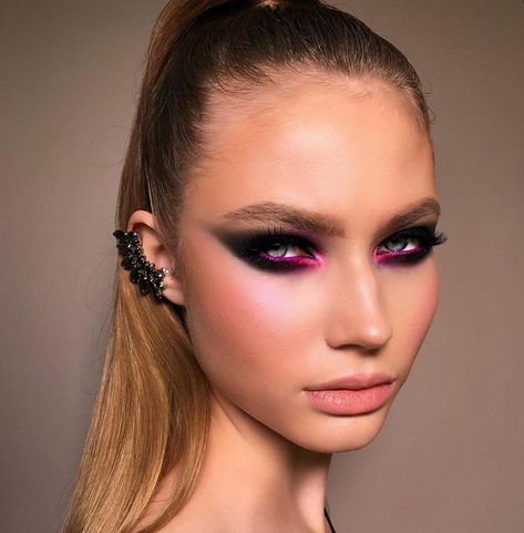 School Makeup Aesthetic, Neon Makeup Looks, Neon Eyeshadow, Punk Makeup, Makeup Before And After, High Fashion Makeup, Neon Makeup, Natural Lip Colors, Smoky Eyes