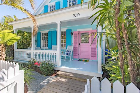 Florida House Ideas, Key West Cottage Exterior, Key West Exterior House Colors, Colorful Beach House Exterior, Turquoise House Exterior, Key West Interior, Colorful Beach House Decor, Modern Beach Cottage, Pink Doors