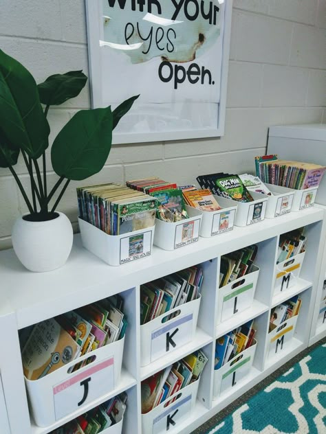 Kallax Classroom Library, Student Book Storage, Classroom Bookshelf Organization, Bookshelf Classroom Ideas, Primary Teaching Aesthetic, Elementary School Library Aesthetic, Primary Teacher Aesthetic, Classroom Library Set Up, Primary School Aesthetic