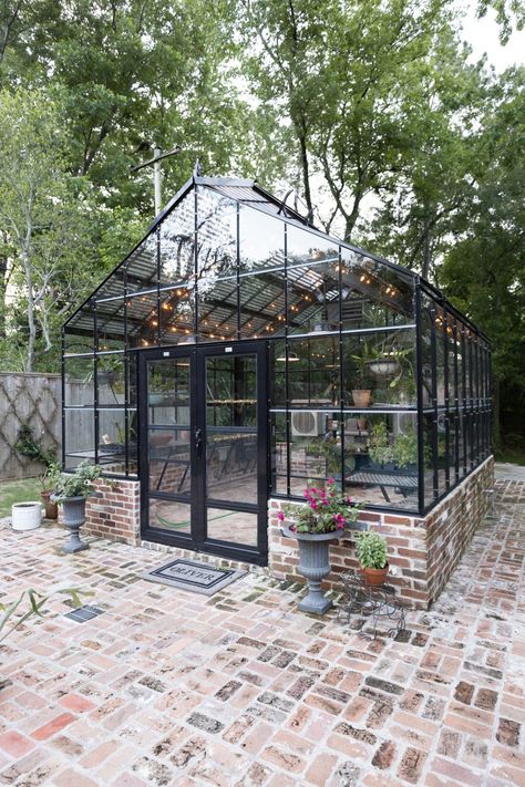 12 Stunning greenhouse ideas for your backyard dreams - on lakeshore drive Fruit Tree Hedge, Cosy Greenhouse, Large Garden Design Ideas, Backyard Greenhouse Ideas, Large Garden Design, Black Greenhouse, Contemporary Greenhouses, Greenhouse Inspiration, Cedar Greenhouse