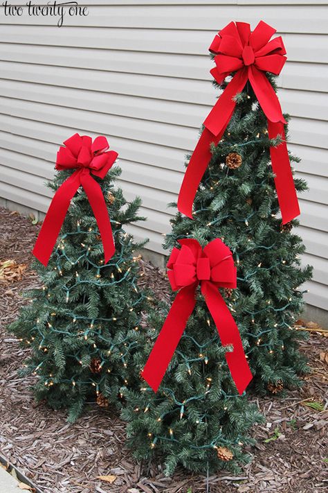 Tiered Tomato Cage Christmas Trees Tomato Cage Christmas Trees, Tomato Cage Christmas, Tomato Cage Crafts, Christmas Decorating Hacks, Tomato Cage Christmas Tree, Decorating Hacks, Outdoor Christmas Tree, Tomato Cages, Christmas Decorations Diy Outdoor