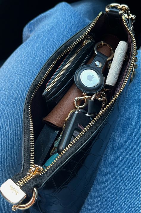 Organisation, Purse Accessories Aesthetic, Whats In My Coach Bag, Shoulder Purse Aesthetic, What’s In My Handbag, Airtag Aesthetic, Inside Bag Aesthetic, What In My Purse, What To Put In Your Purse