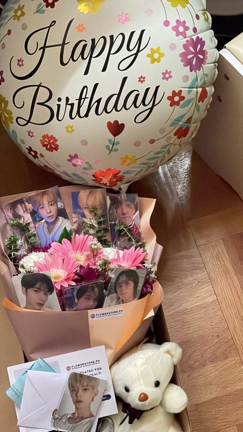 Photocard Bouquet, Cute Bff Quotes, Love Notes For Him, Graduation Bouquet, Birthday Goals, Kpop Photocard, Pretty Crafts, Kpop Diy, Gift Inspo