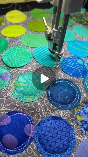 How To Sew Circles Quilt Blocks, Applique Circles, Primitive Christmas Crafts, Circle Quilt Patterns, Christmas Quilting Projects, Dog Sewing Patterns, Circle Circle, Bubble Quilt, Freemotion Quilting