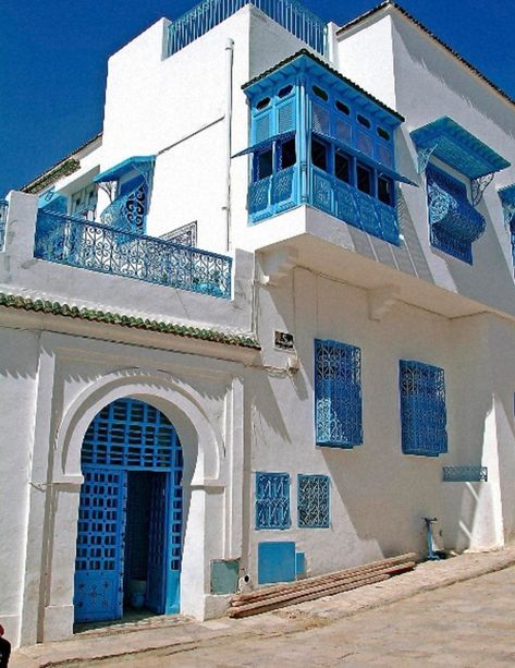 Lovely blue & white seaside town of SIDI BOU SAID | Carthage, Tunisia (12 miles north of Tunis, or 35 min train ride) Tunisian Architecture, Carthage Tunisia, Arabic House, Islamic Interior Design, Sidi Bou Said, Moorish Architecture, Building Aesthetic, Unusual Buildings, Architecture Model House