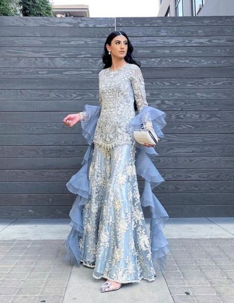 Indian Wedding Sharara Outfits, Modern Pakistani Outfits, New Shadi Dresses, Dresses To Wear To A Wedding Pakistani, Latest Sharara Designs Party Wear, Valima Outfit, Trendy Suit Designs, Sharara Ideas, Roka Outfits