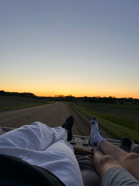 Morning Date Aesthetic, Southern Date Ideas, Activities With Boyfriend Aesthetic, Simple Date Aesthetic, Sunset Truck Bed Date, Summer Dating Aesthetic, Sunset Date Ideas, Truck Bed Date Under The Stars, Back Of Truck Date Night