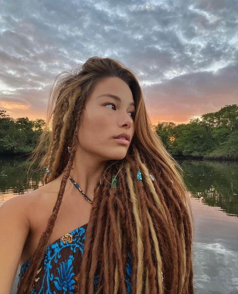 Brown Hair Dreadlocks, Dreadlocks Braids Hairstyles, Black And Brown Dreads, Dreadlock Buns, Partial Dreads Hairstyles, Dreadlocks Aesthetic, Partial Locs, Bohemian Dreads, Dreadlock Women