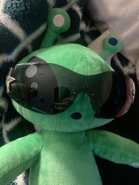 Alien Pfp Cute, Ikea Alien Plush Pfp, 90s Alien Aesthetic, Alien Plushie Ikea, Ikea Alien Pfp, Alien Matching Pfp, Alien Profile Picture, Ikea Alien Plush, Alien Astethic