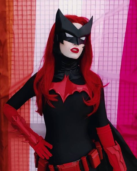 This Batwoman Cosplay is Torn From the Pages of the Comic Book - Bell of Lost Souls Batwoman Cosplay, Superhero Costumes Female, Kate Kane, Batgirl Cosplay, Lesbian Pride Flag, Love Monster, Lost Souls, Batman Wallpaper, Retro Videos