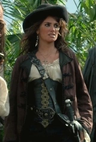 Angelica Cruz, Female Pirate, Angelica Rivera, Caribbean Outfits, Kaptan Jack Sparrow, On Stranger Tides, Female Pirate Costume, Medieval Gown, Pirate Outfit