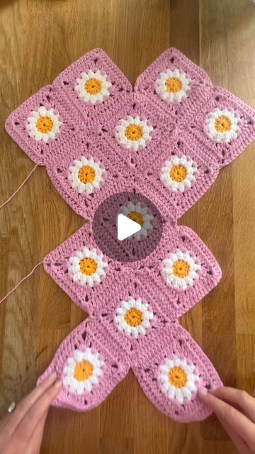 Crochet Bag From Granny Square, Simple Cute Granny Squares, Crochet White Yarn Projects, Diy Crochet Granny Square Bag, Granny Squares Bag Pattern, Granny Square Tote Bag Layout, Granny Square Shorts Layout, 13 Square Crochet Bag, Grannie Square Bag