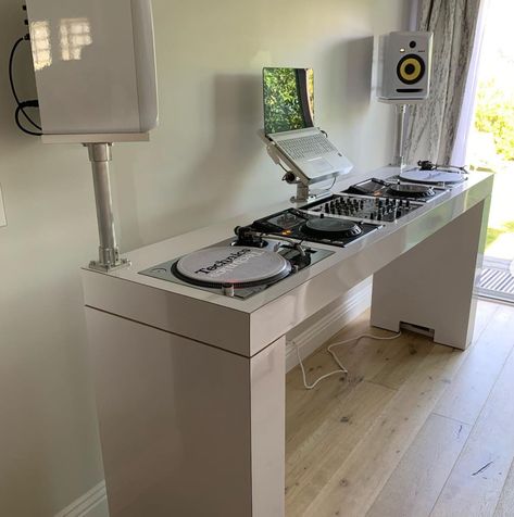 Dj Living Room Interior Design, Apartment Dj Setup, Dj Booth Home Dj Setup, Dj Table Set Up, Dj Setup Ideas Home Bedroom, Dj Decks In Living Room, Dj Desk Design, Garage Dj Studio, Dj Desk Setup