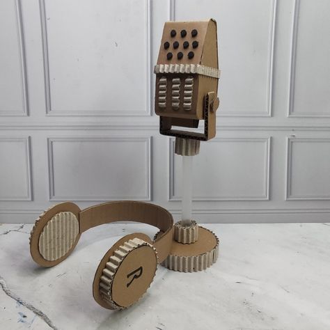 Cardboard Microphone, Christmas Cardboard Crafts, Cardboard Art Projects, Podcast Mic, Cardboard Props, Kids Craft Box, Cardboard Crafts Kids, Scary Halloween Decorations Diy, Diy Entertainment