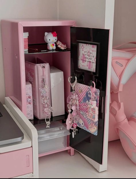 Desk Pink Aesthetic, Desk Kawaii, Mini Locker, Binder Kpop, Desk Pink, Kpop Desk, Aesthetic Sanrio, Photocard Binder, Kawaii Desk