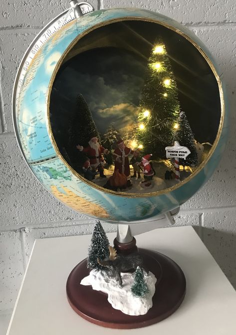 Christmas Globes Diy, Diy Diorama Christmas Ornaments, Diy Globe Projects, Christmas Diorama Ideas Winter Scenes, Christmas Ornament Diorama, Snow Globe Collection Display, Globe Diy Projects, Miniature Globe Diy, Christmas Snow Globe Collection Display