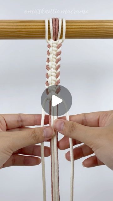 Nghi Ho | Macrame Content Creator/ Author na Instagramie: „✨New chain pattern for macrame beginners 🤩 This decorative knot is called Vertical Lark's Head Picot. Learn this new knot with me 👋🏻 …” Vertical Larks Head Knot, Macrame Beginners, Macrame Square Knot, Macrame Cords, Decorative Knots, Square Knot, Chain Pattern, Macrame Cord, Content Creator