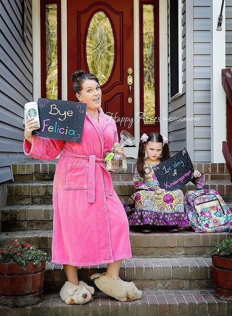 This mom who nailed her daughter’s first-day-of-kindergarten photo shoot. First Day Of Kindergarten Pictures, Summer With Kids, Kindergarten Photos, Kindergarten Pictures, Back To School Pictures, Beginning And End, First Day Of Kindergarten, Bye Felicia, Creative Mom