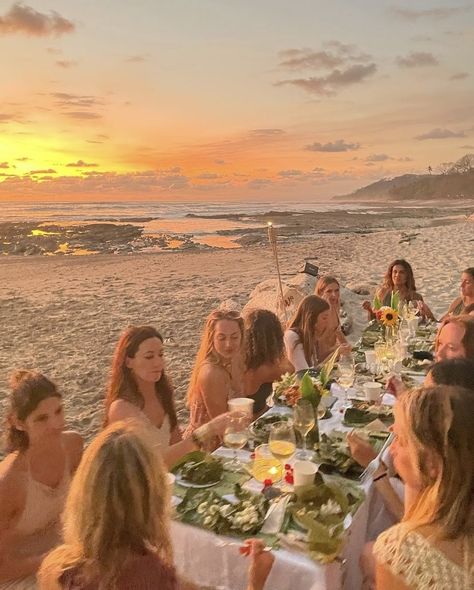 Beach Hens Party, Beach Birthday Dinner, Hawaii Thanksgiving, Beach Dinner Party, Beach Dinners, Beach Dinner Parties, Beach Bday, Sunset Party, Beach Lighting