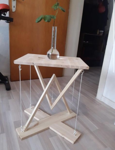 A tensegrity table holding itself up with nothing but strings Tre Kunst, Woodworking Projects Furniture, Woodworking Projects That Sell, Diy Holz, 2x4 Furniture Plans, Furniture Plans Free, Diy Wood Projects Furniture, Woodworking Furniture, Into The Woods