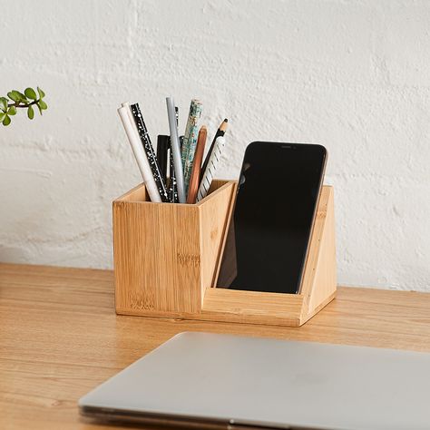 Small Wooden Projects, Easy Small Wood Projects, Wooden Phone Holder, Wood Phone Holder, Wooden Pen Holder, Woodworking Tutorials, Scrap Wood Crafts, Wooden Desk Organizer, Wood Projects For Beginners