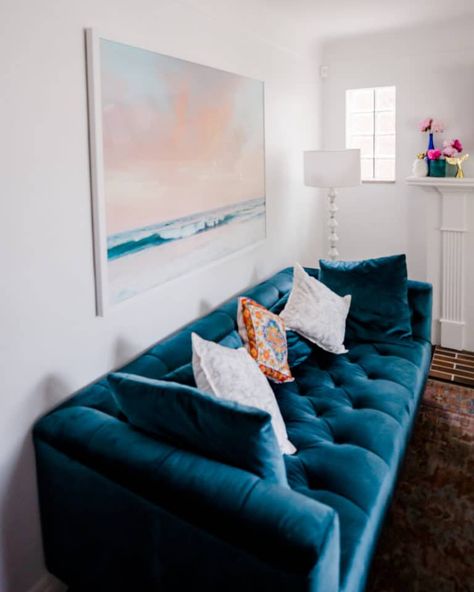 Living Room Art Above Couch, Interior Define Sofa, Interior Decor Living Room, Art Above Couch, Chesterfield Couch, Blue Velvet Couch, Boho Style Interior, Blue Velvet Chairs, Colorful Room