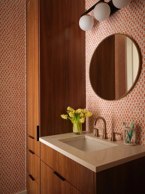 This Austin Home Features a Clever TV Unit THat Hides More Than a Screen Mid Century Modern Bathroom Wallpaper, Mcm Powder Room, Breakfast Banquette, Bathroom Tile Design Ideas, Tile Design Ideas, 1970s Decor, Mid Century Modern Bathroom, Tv Board, Folding Laundry