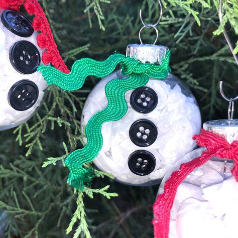 Plastic Ball, Christmas Crafts For Kids To Make, Christmas Crafts To Make, Fun Christmas Crafts, Preschool Christmas, Gumball Machine, Christmas Ornaments Homemade, Snowman Ornaments, Christmas Ornament Crafts