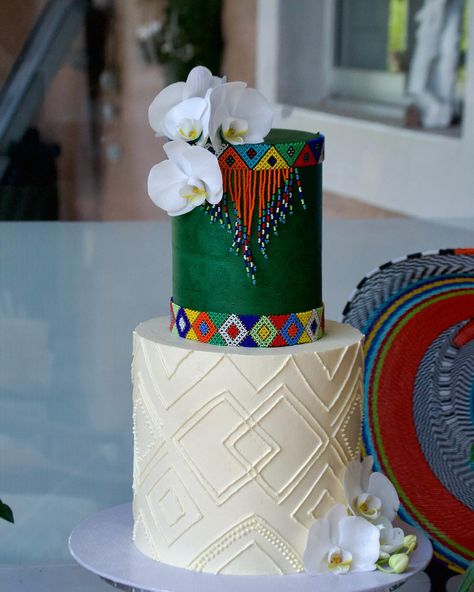 Traditional Wedding Cake 💒 . . . . #oombako #oombakooutlet #traditionalweddingcake #southafricanbaker #southafricancakes #richardsbaybaker #richardsbay #traditionalwedding Patisserie, Traditional Cakes Wedding African, Ruracio Decor, Zulu Traditional Wedding Cakes, African Wedding Cakes, Zulu Traditional Wedding, African Cake, Apple Cake Pops, Xhosa Attire