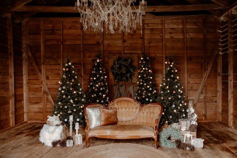 Fireplace Christmas Mini Sessions, Vintage Couch Christmas Photoshoot, Santa Photoshoot Set Up, Santa Pictures Set Up, Outdoor Christmas Setup, Christmas Mini Outdoor Setup, Cabin Christmas Photoshoot, Outdoor Christmas Photo Setup, Santa Mini Session Ideas Outdoors