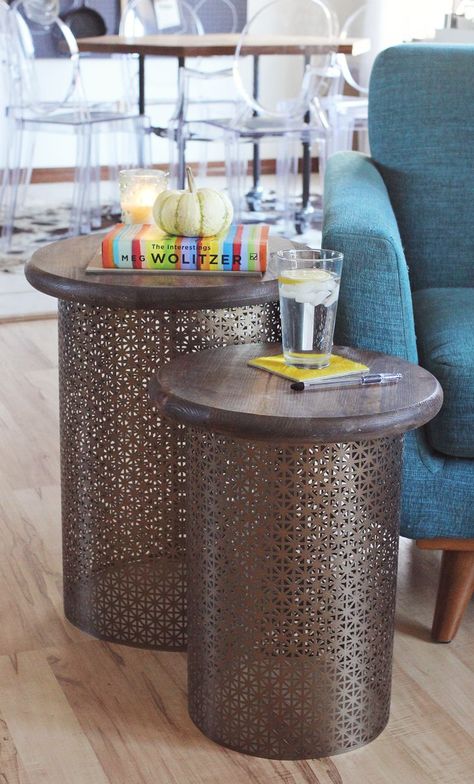 diy | metal sheeting side table Diy Side Tables, End Table Plans, Diy Side Table, Diy Living Room Decor, Diy End Tables, Brass Side Table, Diy Pool, Living Room Diy, Décor Diy