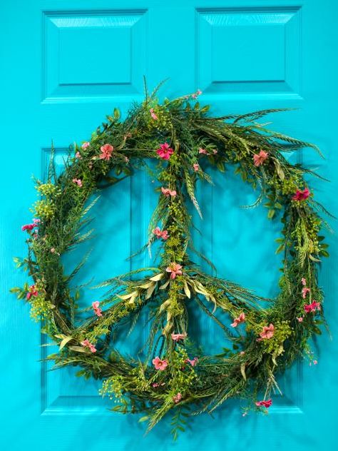 Peace Sign Wreath, Yarn Ball Wreath, Orange Christmas Tree, Hippie House, Floral Christmas Tree, Diy Nature, Boho Christmas Decor, Peace Sign Art, Bohemian Christmas