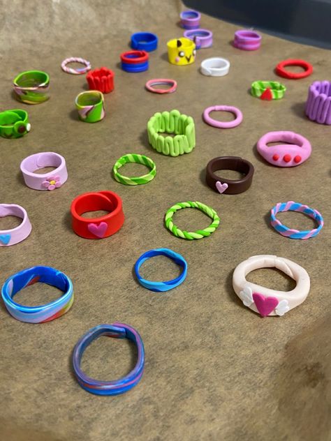 Clay Ring Inspiration, Clay Inspiration Aesthetic, Clay Jewelry Rings, Cute Clay Rings Aesthetic, Fimo Ringe Aesthetic, Fimo Clay Rings, Pate Fimo Aesthetic, Diy Pate Fimo, Fimo Jewelry Diy