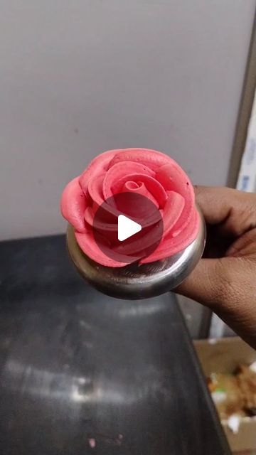 Making Roses With Icing, How To Make A Rose With Icing, How To Make Icing Roses, Icing Roses On Cake, Flower Design On Cake, Piping Roses On Cake, How To Make Buttercream Roses, How To Make Cake Flowers, Whipped Cream Flowers