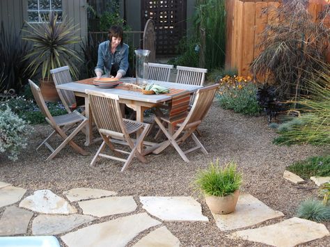 Choose natural stone and pea gravel for a low-key look. If you are going for a natural, casual look in your yard, look for stone with rough edges rather than precise pavers, and skip the concrete in favor of rustic (and inexpensive) pea gravel. This combination is budget friendly and chic, calling to mind the relaxed outdoor areas of homes in Provence and Tuscany. Lawn Free Yard, Pavers Landscaping, Flagstone Patio Design, Gravel Backyard, Diy Patio Ideas, Pea Gravel Patio, Gravel Landscaping, Pavers Backyard, Concrete Patios