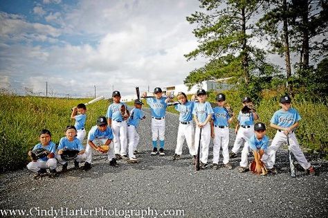 what a cute idea for team pics! :) Baseball Team Pictures, Baseball Poses, Ball Pictures, Softball Photography, Baseball Pics, Tee Ball, Baseball Photography, Baseball Crafts, Sport Portraits