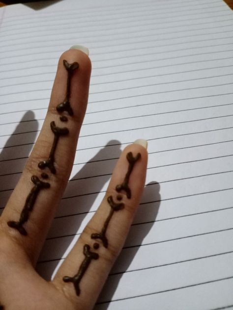 Cool Henna Designs Easy Tattoo Ideas, Henna Tattoos Ideas Simple, Simple Tattoos Henna, Henna Dot Design, Cute Hand Designs, Simple And Cute Tattoos, Hena Tato Desain Simple Aesthetic, Henna Drawings Easy, Henna Inspo Simple Easy