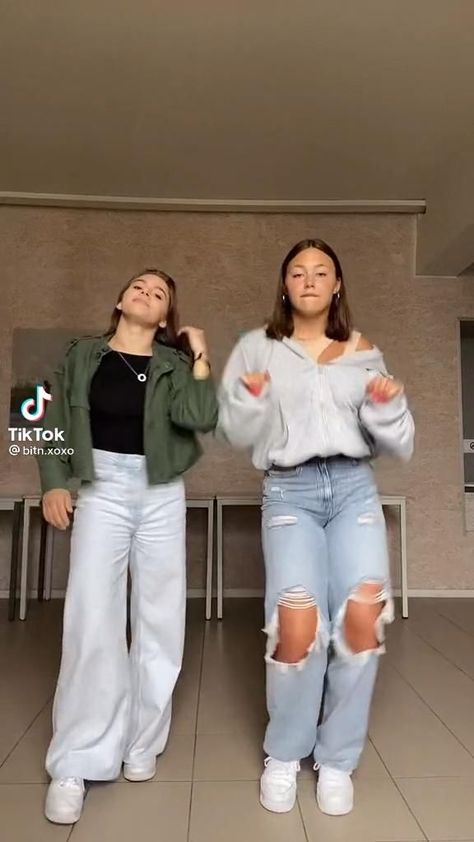 Fun Tik Tok Dances, Tiktok Dance Bestie, Danse Tik Tok, Dance Videos Tik Tok, Video Bff, Tik Tok Videos Dances, Tik Tok Ideas, Tik Tok Aesthetic, Bestie Dances