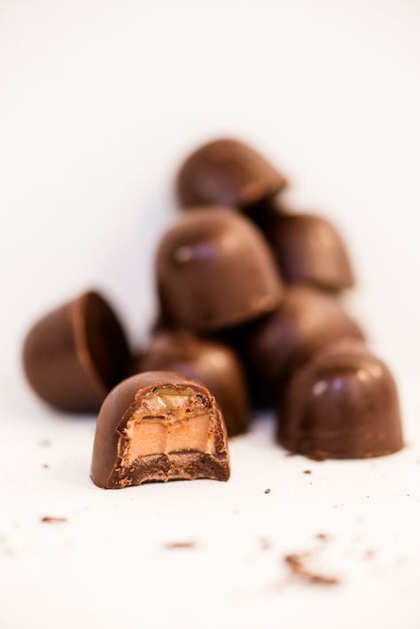 Dark chocolate peanut butter salted caramel truffles Essen, Chocolate Candy Photography, Chocolate Photography Ideas, Chocolates Photography, Caramel Truffles, Sweets Photography, Chocolate Photography, Candy Photography, Chocolate Shots