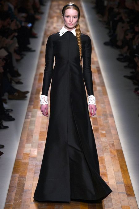 Valentino F/W 13: 17th century Puritan inspired look, falling band collar and cuffs Black Dress With White Collar, Dress With White Collar, Valentino Collection, Runway Trends, Daily Dress, Historical Fashion, White Collar, Hijab Fashion, Clean Lines