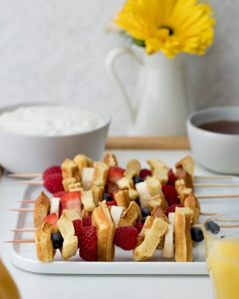 Waffle Bites Appetizers, Waffle Party Ideas, Waffle Kabobs, Waffle Skewers, Waffles And Fruit, Waffle Bites, Fast Easy Breakfast, Waffle Ideas, Random Baby