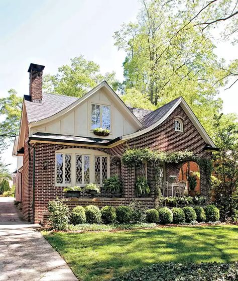 Tudor Homes, Brick Cottage, Tudor Cottage, English Architecture, Tudor Style Homes, Cottage Exterior, Casas Coloniales, Tudor House, Casa Exterior