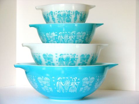 Vintage Pyrex Butterprint Turquoise and White by sassboxclassics Pyrex Butterprint, Pyrex Set, Amish Farm, Chip Bowl, Baking Bowl, Pyrex Mixing Bowls, White Kitchen Decor, Big Chill, Mixing Bowls Set