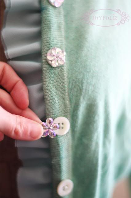 DIY sweater makeover: glue rhinestone to your buttons! Sweater Tutorial, Diy Sweater, Embellished Clothing, Old Sweater, Sweaters And Cardigans, Embellished Sweaters, Ad Hoc, Altering Clothes, Recycle Clothes