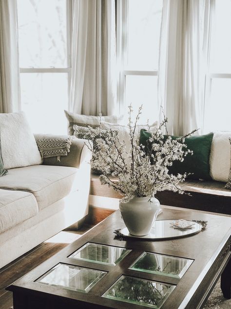 Country Home Living Room, Neutral Vase, Coffee Table Simple, Room Coffee Table, Spring Blossoms, Simple Flower, Fresh Cut Flowers, Spring Blossom, Simple Flowers