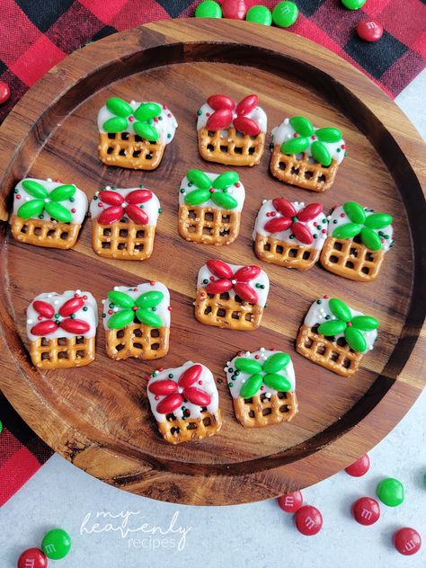 Christmas Pretzels, Pretzel Treats, Xmas Treats, Easy Christmas Treats, Christmas Food Gifts, Candy Recipes Homemade, Christmas Candy Recipes, Party Snack, Holiday Snacks